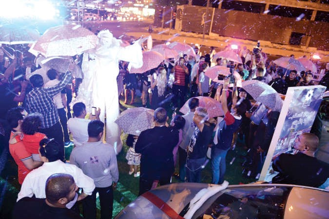 جمهور غفير من زوار السلام مول يتابعون احدى الفقرات