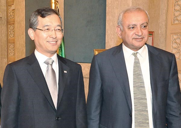 وزير التربية دبدر العيسى مع السفير الكوري خلال الاحتفال بالعيد الوطني