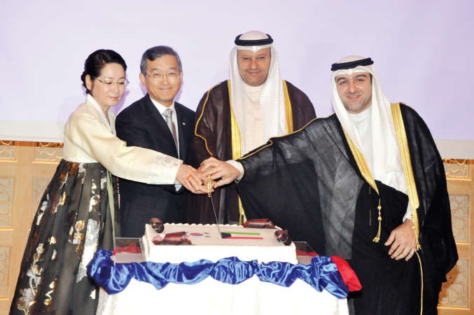 دعلي العبيدي وياسر ابل يشاركان السفير الكوري وحرمه قطع كعكة الاحتفال	احمد علي﻿