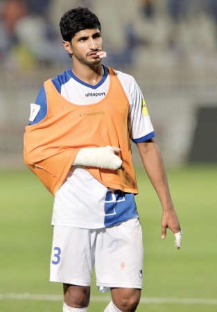 ويبدو واضعا الجبيرة في يده الازرقكوم