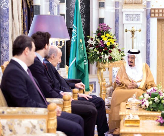 خادم الحرمين الشريفين الملك سلمان بن عبدالعزيز مستقبلا رئيس اللقاء الديموقراطي وليد جنبلاط ومرافقيه	 واس﻿