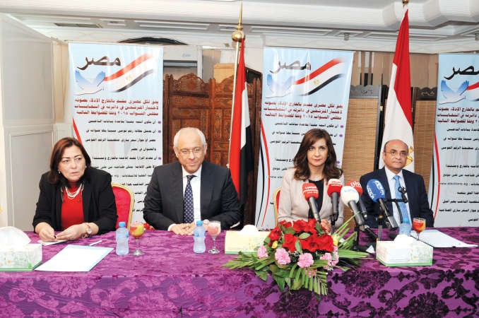 الوزيرة نبيلة مكرم والسفير المصري ياسر عاطف يتوسطان المستشار عمر مروان والسفيرة هويدا عبدالرحمن خلال المؤتمر الصحافي قاسم باشا