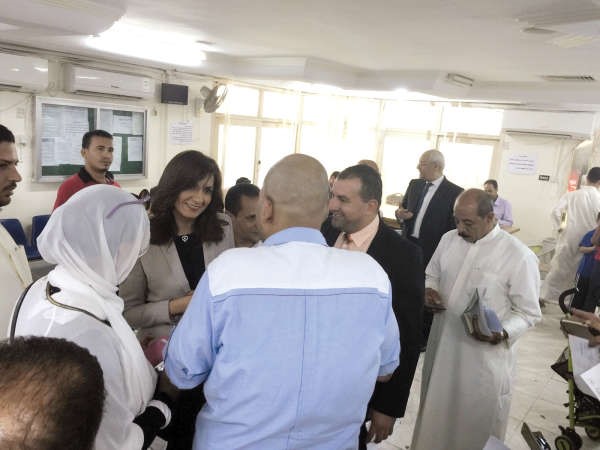 الوزيرة نبيلة مكرم تستمع لاحد المصريين في القنصلية