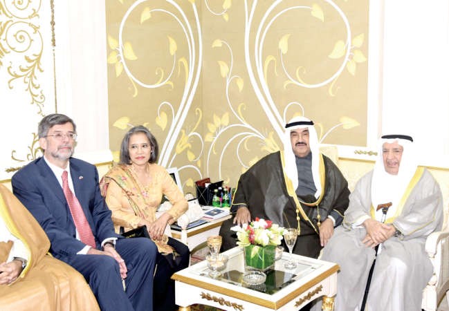 علي الغانم وسمو الشيخ ناصر المحمد والسفير السويسري وحرمه