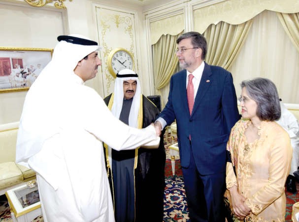 مرزوق الخرافي مصافحا السفير السويسري