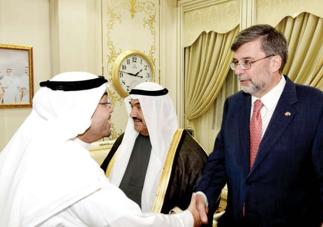 الزميل يوسف خالد المرزوق مصافحا السفير السويسري ايتيان تيفو قاسم باشا