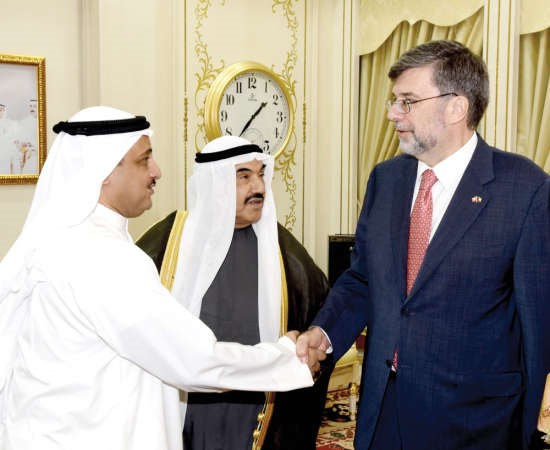 لؤي الخرافي مصافحا السفير ايتيان تيفو