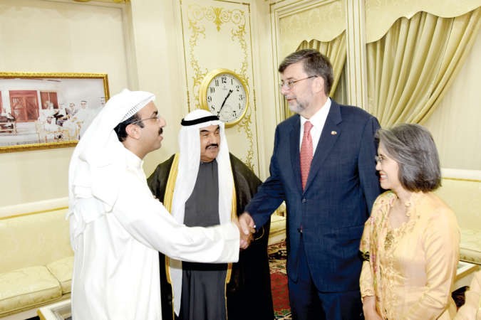 السفير السويسري مصافحا الزميل خالد هلال المطيري