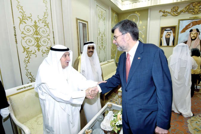 السفير السويسري ايتيان تيفو مصافحا الحضور