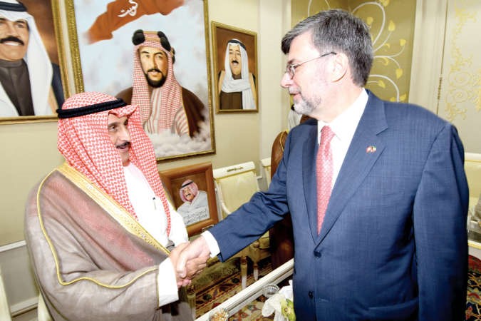 الشيخ دابراهيم الدعيج مصافحا السفير السويسري
