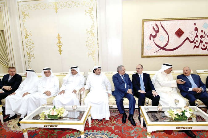 السفير الاميركي ومرزوق الخرافي واحمد الحمد وجانب من الحضور في ديوان سمو الشيخ ناصر المحمد 