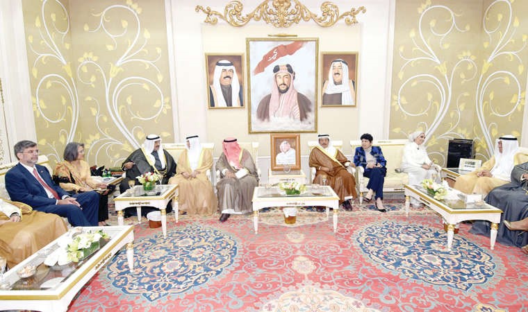 سمو الشيخ ناصر المحمد والسفير السويسري والشيخ دسالم جابر الاحمد والشيخة درشا الصباح وجانب من الحضور