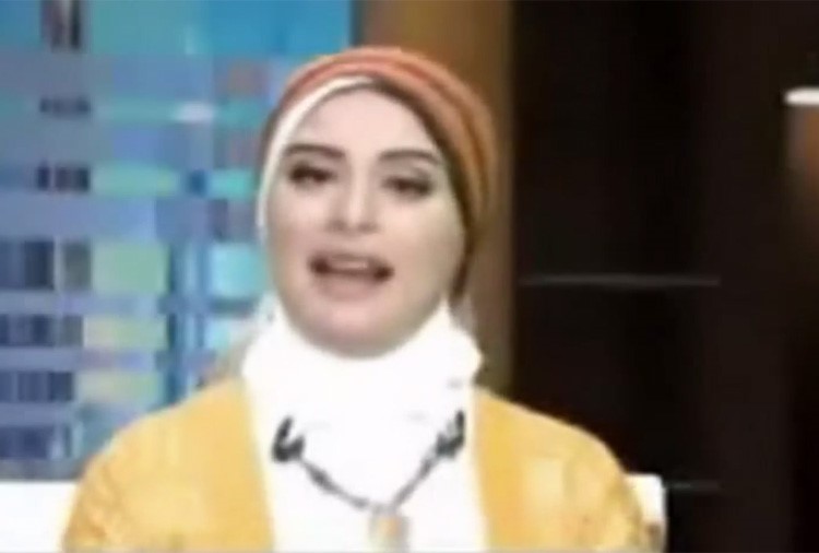 بالفيديو.. متصل يهاجم مذيعة مصرية بسبب طريقة جلوسها أمام داعية اسلامي 