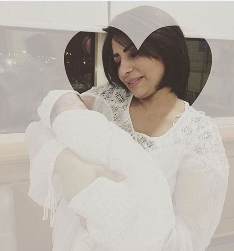 الفنانة مي البلوشي مع حفيدتها