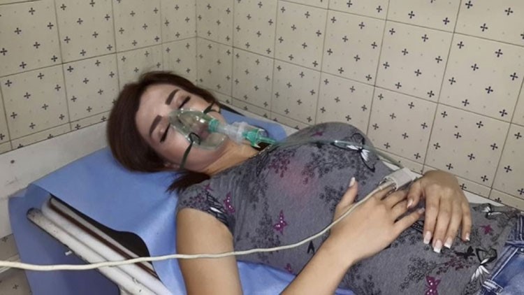 بالصور.. فنانة سورية في المستشفى إثر سقوط قذيفة قربها ونجاتها من الموت 