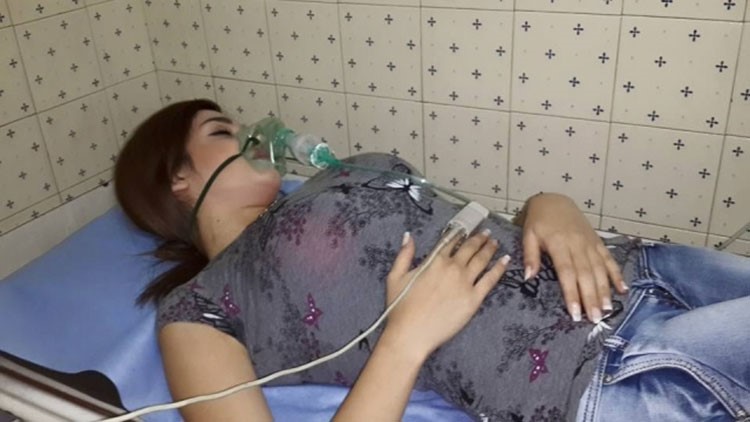 بالصور.. فنانة سورية في المستشفى إثر سقوط قذيفة قربها ونجاتها من الموت 