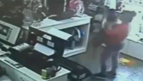 بالفيديو.. زوجان يسطوان على محل تجاري برفقة طفلهما 