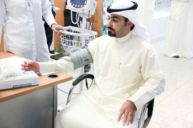 احد موظفي بيتك يجري فحوصات طبية﻿