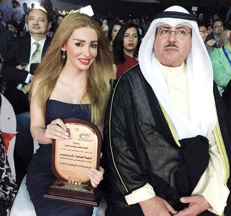 المذيعة كلير مع المبارك﻿