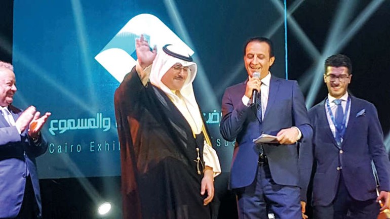 رئيس الوفد الكويتي الشيخ فهد المبارك محييا الجمهور بعد فوز الكويت بجوائز عديدة في مونديال القاهرة الرابع﻿