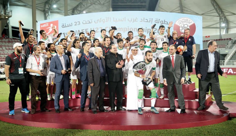 الايرانيون يتسلمون كاس البطولة