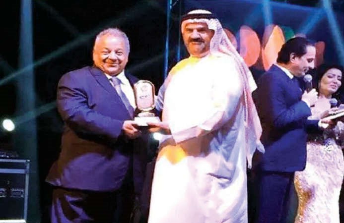 عبدالعزيز الريس يتسلم التكريم﻿