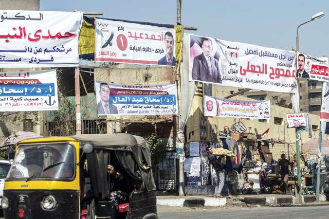 جانب من لافتات دعائية لمرشحين للانتخابات النيابية في منطقة امبابة بالجيزة امس افپ