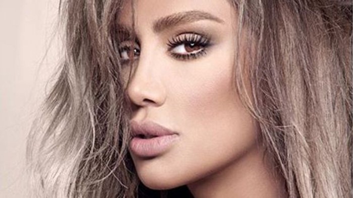 بالصور.. مايا دياب تخطف الأنظار بسيارتها الفارهة.. وتظهر مع ابنتها بنفس اللوك