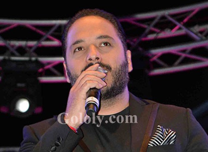 شاهد.. رامي عياش يراقص زوجته ويطبع قبلة حانية على جبينها