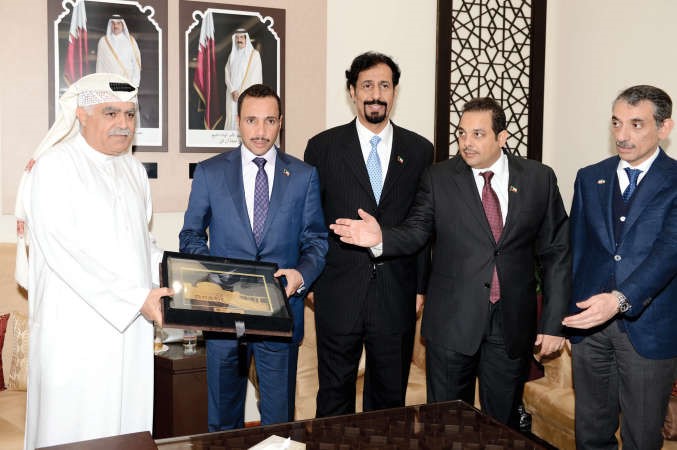 هدية تذكارية للرئيس الغانم من رئيس الجناح القطري