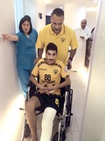 محمد بنيان يرافق احمد الزنكي لحظة الخروج من المستشفى﻿