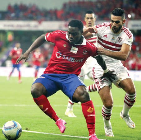 مهاجم الاهلي مالك ايفونا يحاول المرور من مدافع الزمالك احمد دويدار﻿
