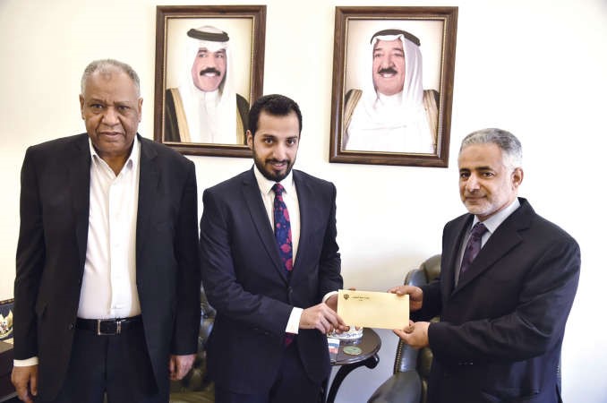 محمد الوقيان يسلم المنحة الى ديوسف الهمامي