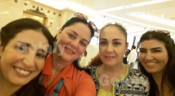 الإبتسامة تعلو وجه بوسي في أول سيلفي لها بعد رحيل نور الشريف.. صور
