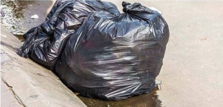فيديو.. شاهدوا شيئاً يتحرك داخل كيس النفايات.. غيّر حياتهم للأبد