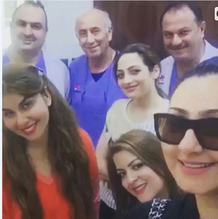 الصورة التي نشرتها الفنانة هيفاء حسين مع الاطباء