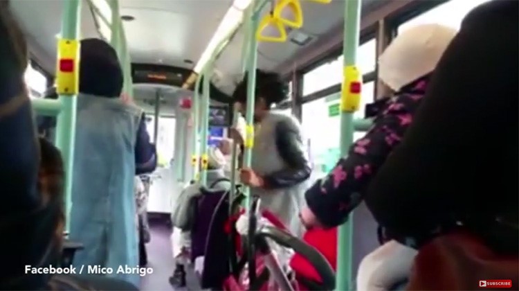 بالفيديو.. هستيريا عنصرية ضدّ مسلمتين في باص بريطاني: أنتما "داعشيتان" 