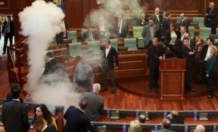 بالفيديو.. نائبة معارضة تطلق عبوة غاز مسيل للدموع داخل برلمان كوسوفو!