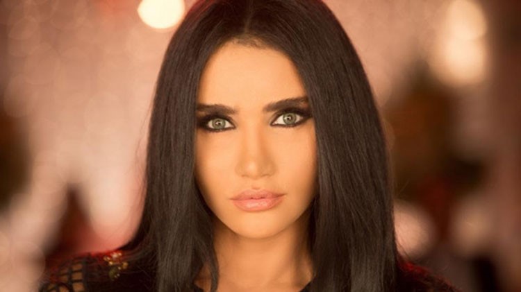 الفنانة ميليسا تغلق ميدان التحرير في مصر