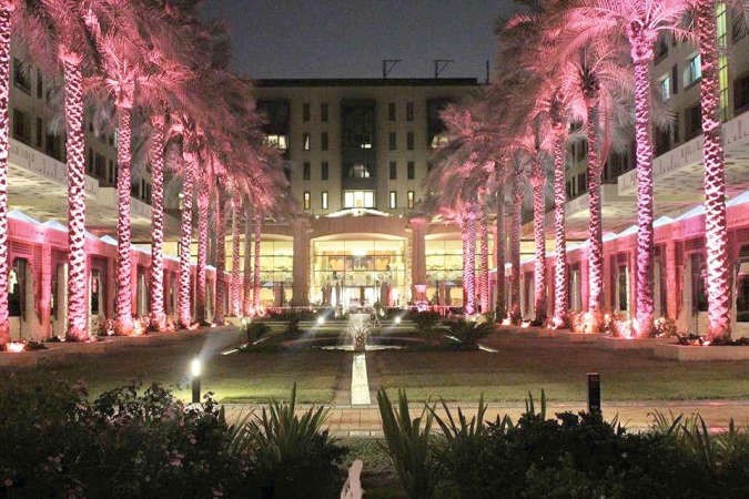 «جميرا شاطئ المسيلة» يدعم شهر التوعية بسرطان الثدي