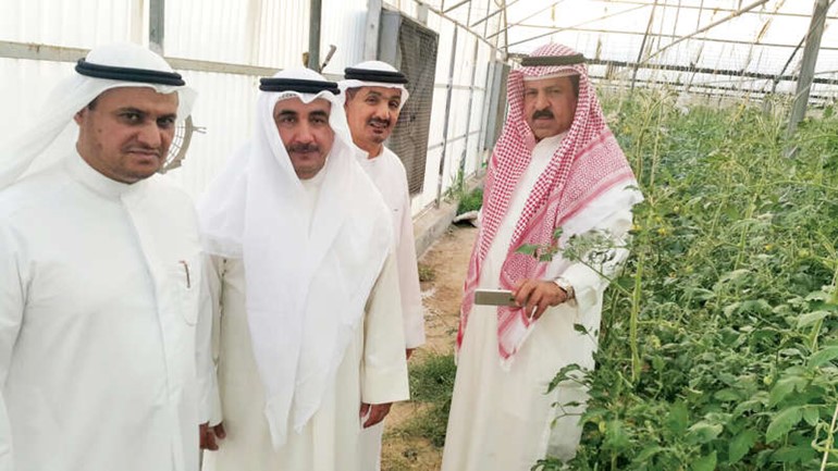 مفيصل الحساوي وهادي الوطري في احدى المزارع 