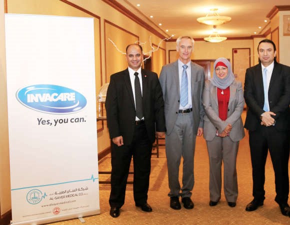 د حسام عفيفي وممثلو شركة INVACARE للكراسي الطبية