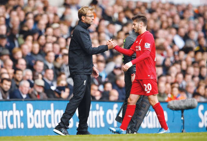 مدرب ليفربول يورغن كلوب يحيي لاعبه ادم لالانا لدى خروجه من الملعب رويترز