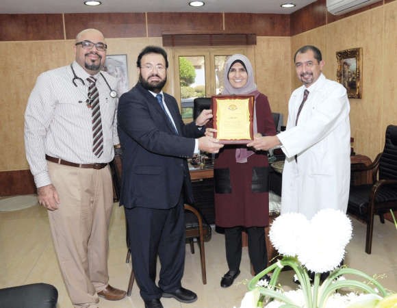 دمنى عبدالصمد تتوسط دغسان ودعادل ودحسام اثناء التكريم﻿