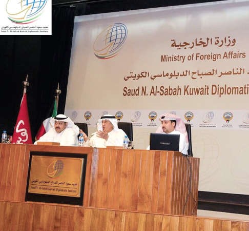 السفير عبدالعزيز الشارخ يتوسط ثامر بن علي وفيصل المطوع
