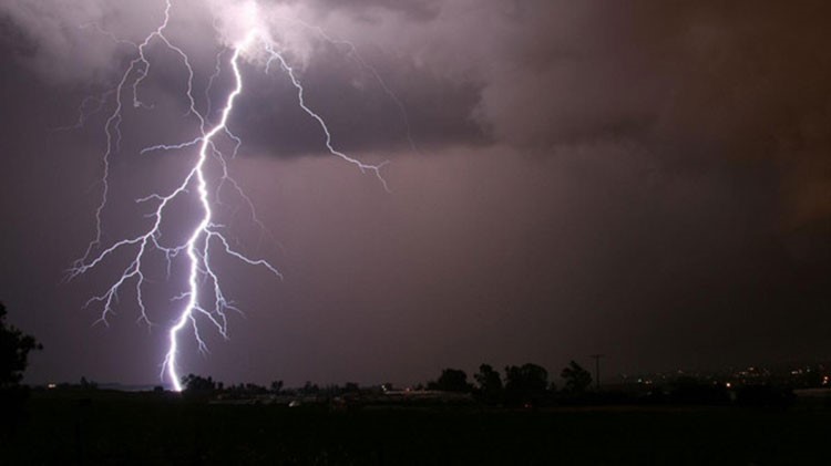 بالفيديو.. شاهد مقتل سعودي أراد تصوير الأمطار فقتلته صاعقة رعدية