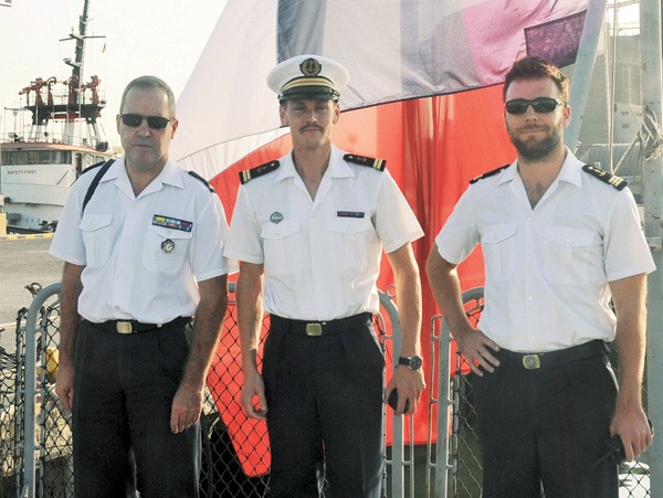 نائب الملحق العسكري اندروا رافانيل وضابطان من طاقم الفرقاطة