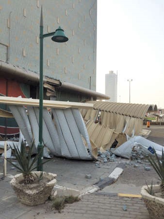 جانب من سقوط مظلات المجلس البلدي نتيجة العاصفة الترابية