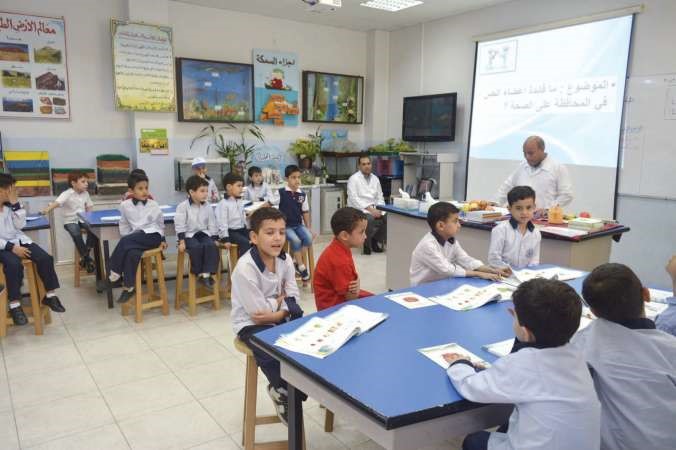 الطلاب داخل معمل العلوم﻿