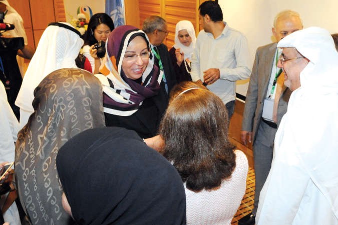  الشيخة فادية السعد خلال جولة في المعرض ﻿